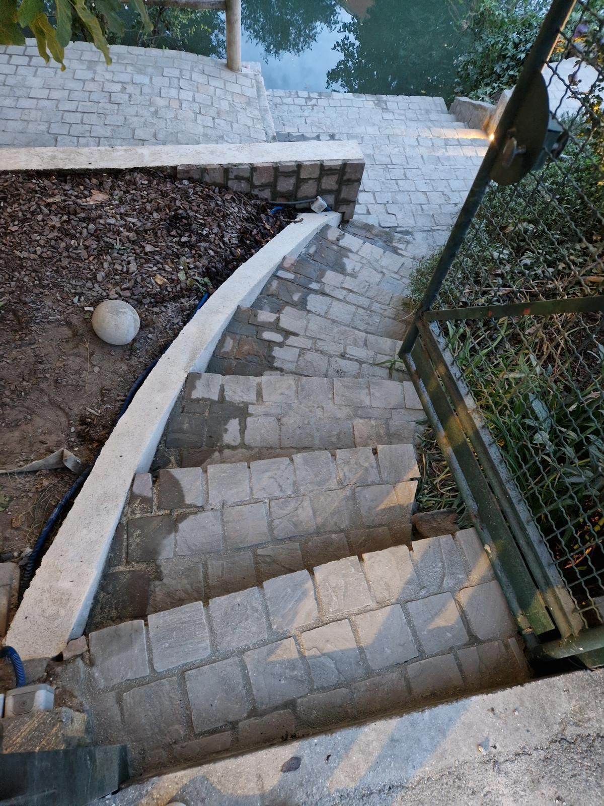 Un escalier extérieur en pavés.
