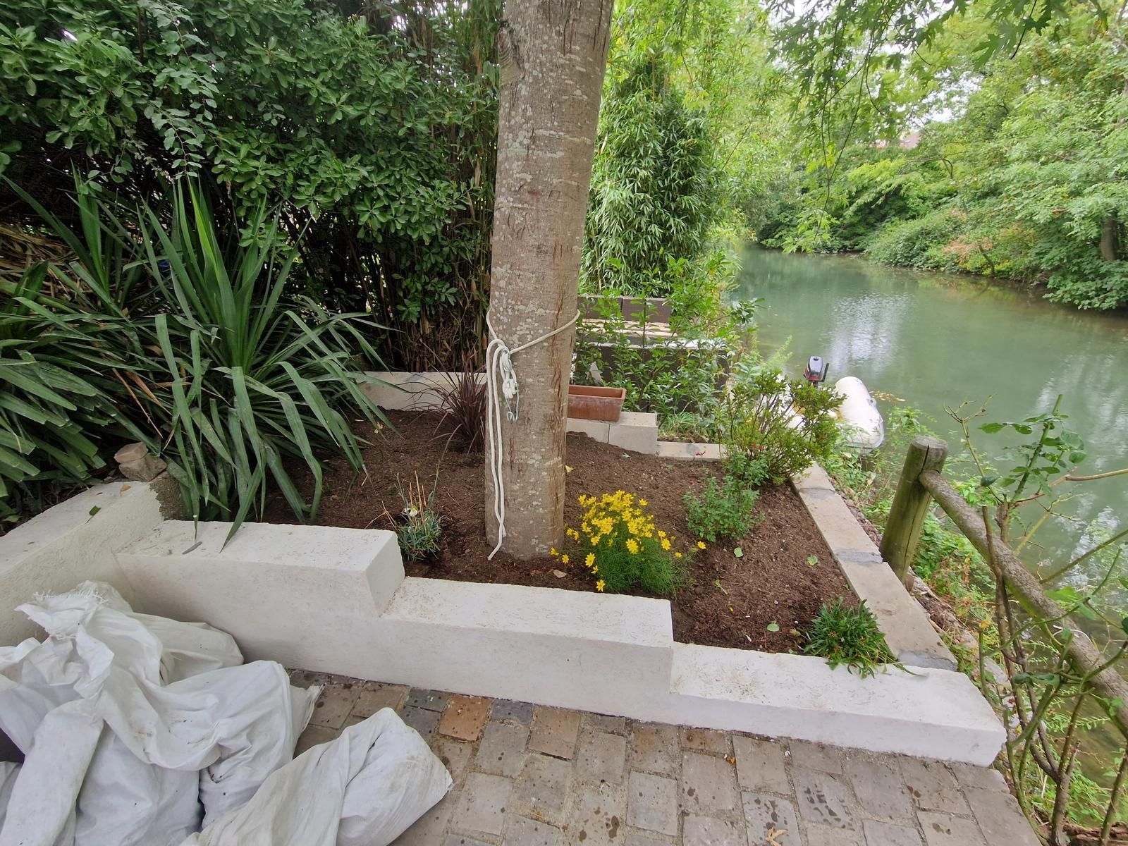 Un parterre végétal au bord d'une rivière.