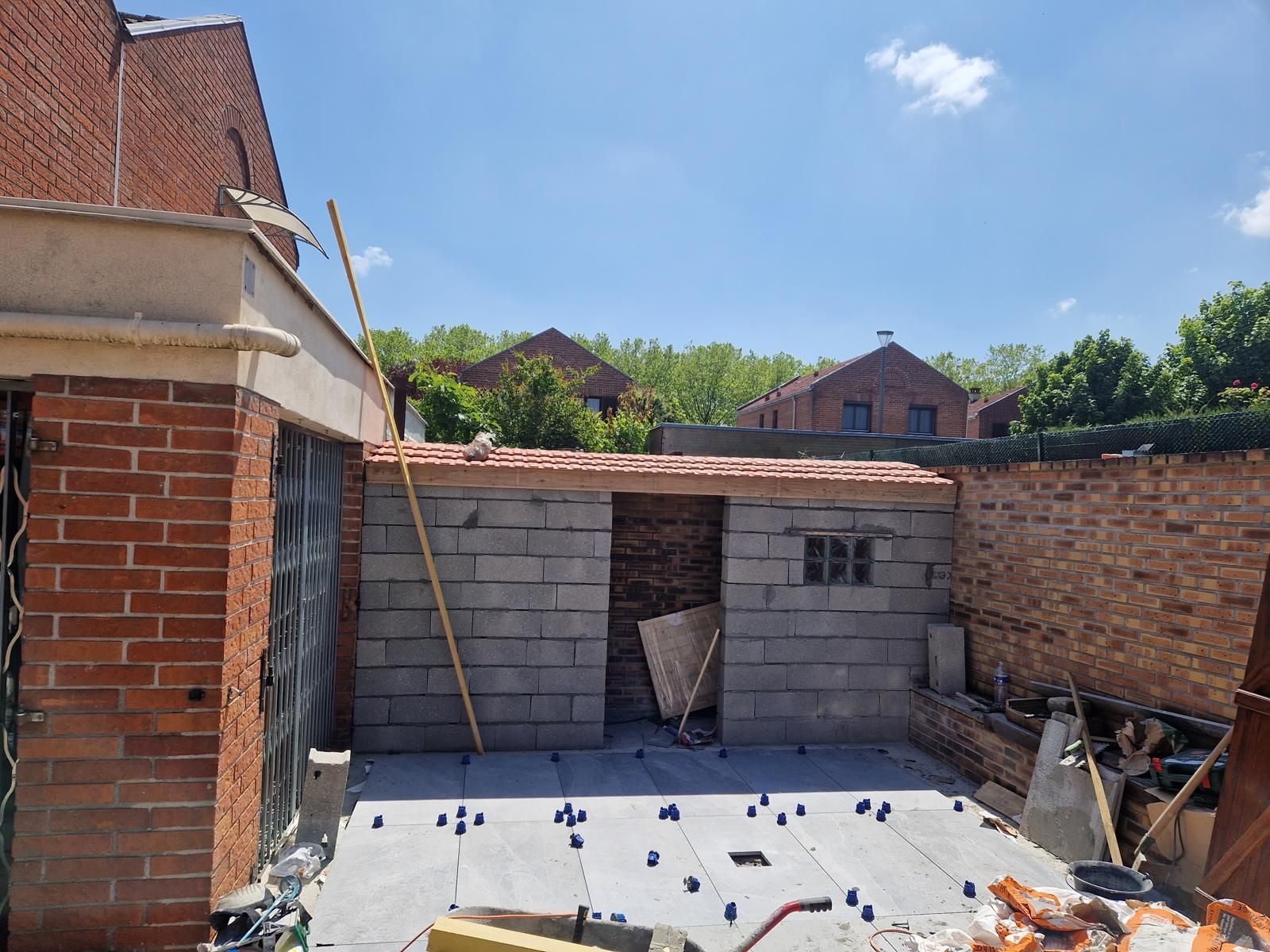Une annexe de maison en construction.
