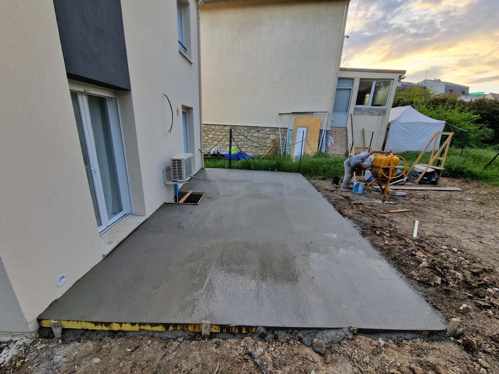 Terrasse en béton jouxtant une maison.