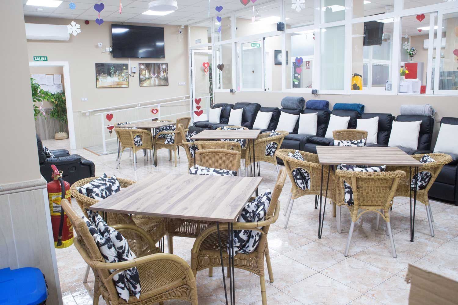 Hay muchas mesas y sillas en la habitación.