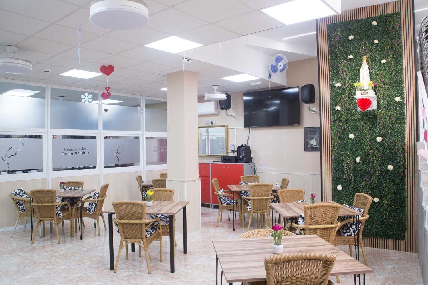 Una gran sala con mesas y sillas.