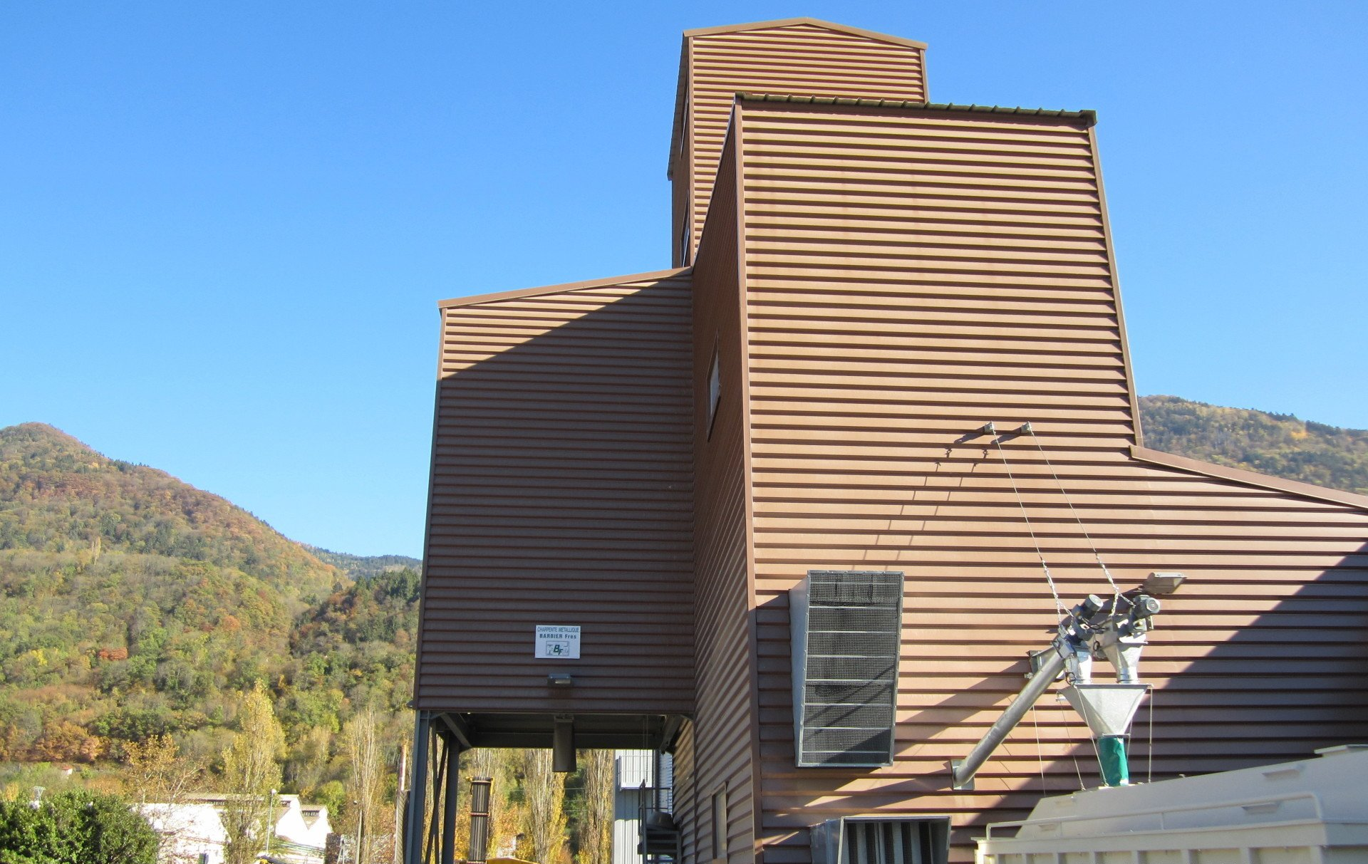 Silo avec structure métallique