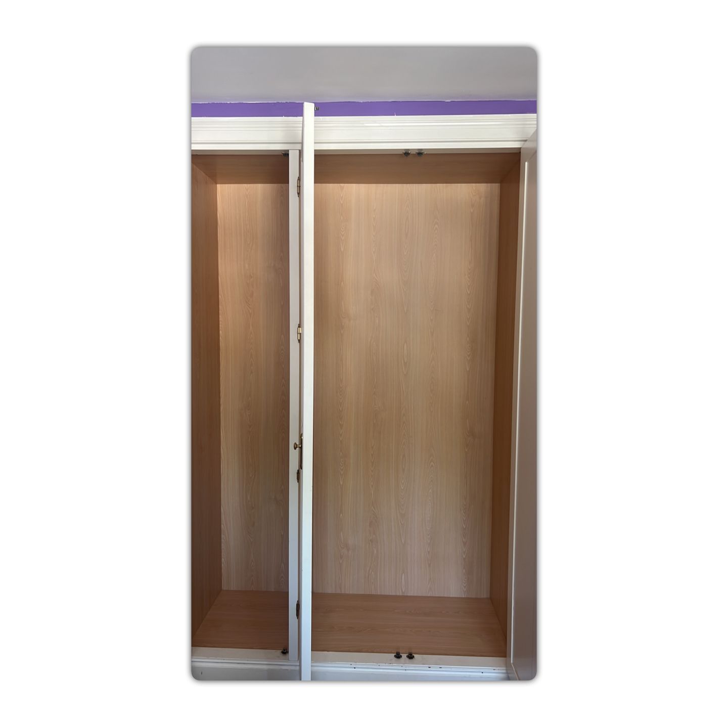 Un armario de madera vacío con las puertas abiertas.