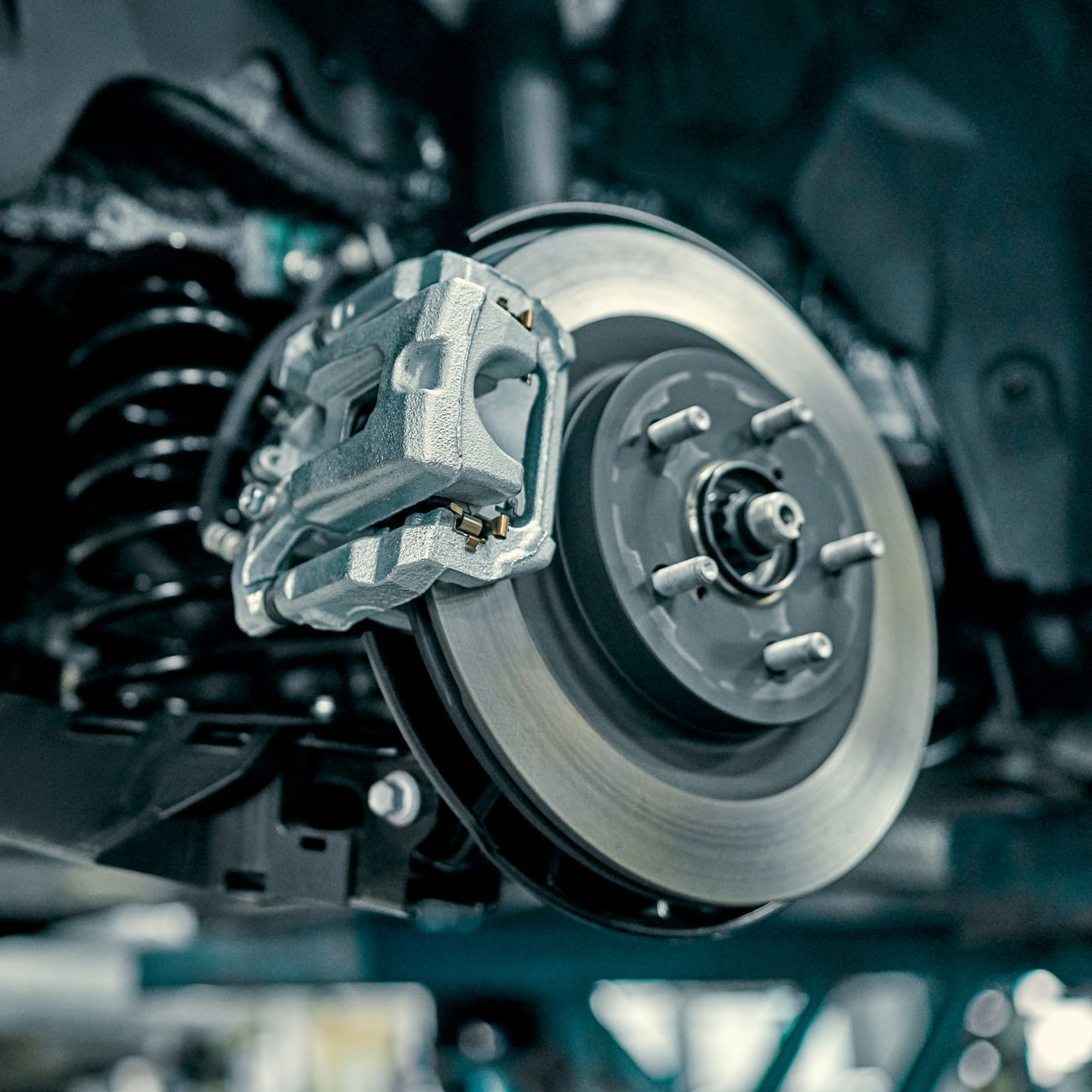 Disque de frein de voiture avec étrier fixé.