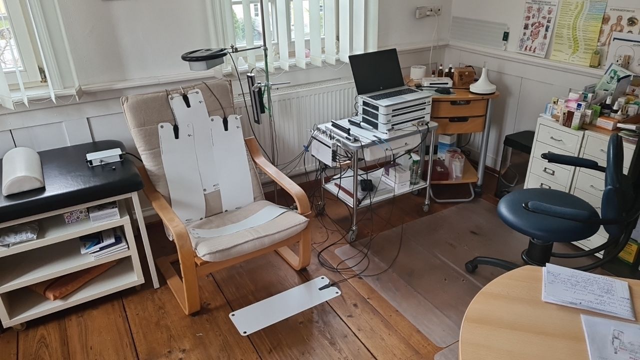 Behandlungszimmer Heilpraxis für Schwingungsmedizin und Allergie-Behandlung