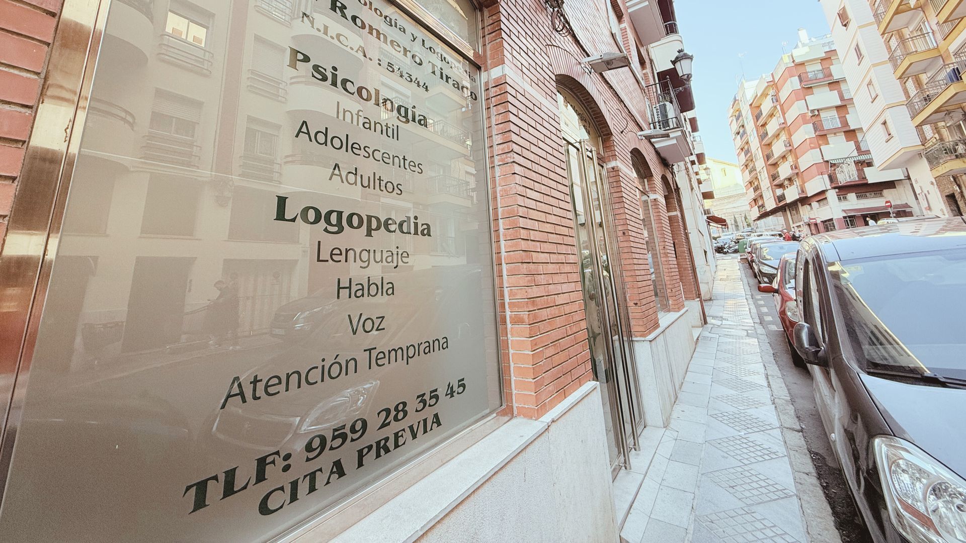 Un edificio de ladrillo con un cartel que dice logopedia