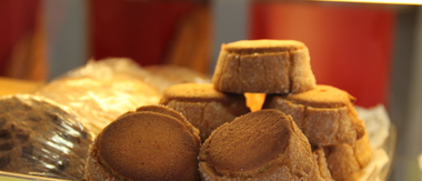 Des piles de biscuits dorés, disposés sur un plateau.