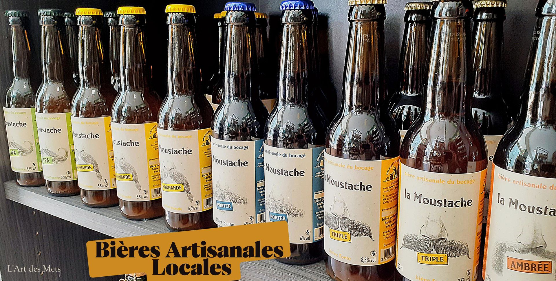 Rangée de bières artisanales avec des étiquettes et une pancarte indiquant Bières Artisanales Locales.