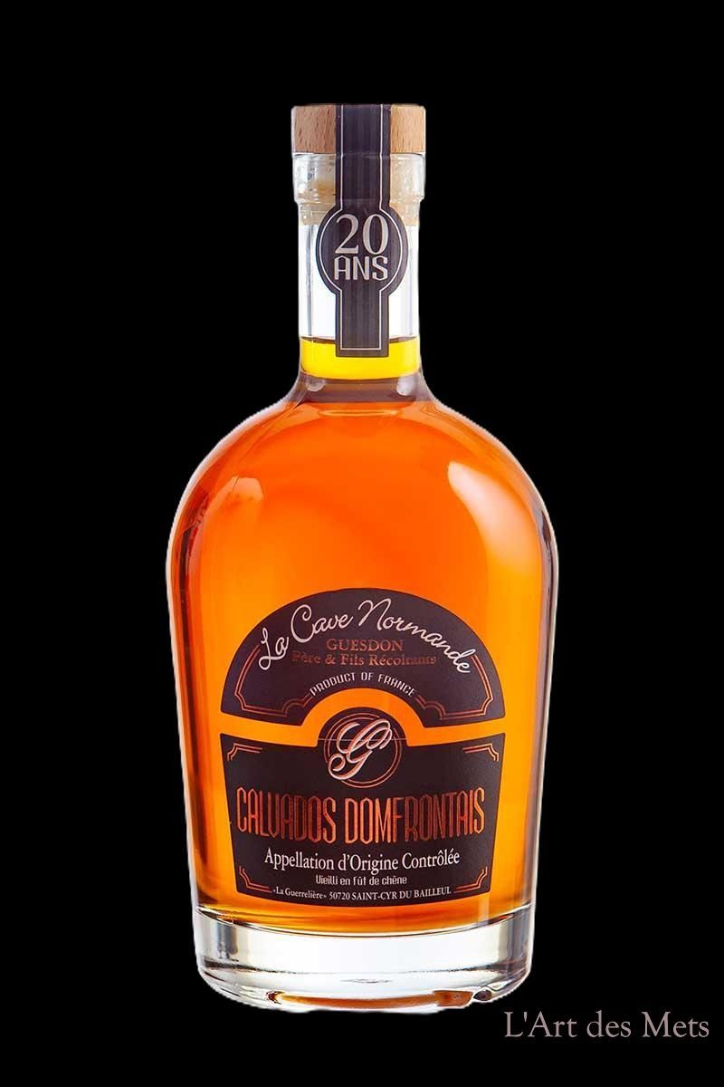 Bouteille d'alcool avec une étiquette 20 ans d'âge.