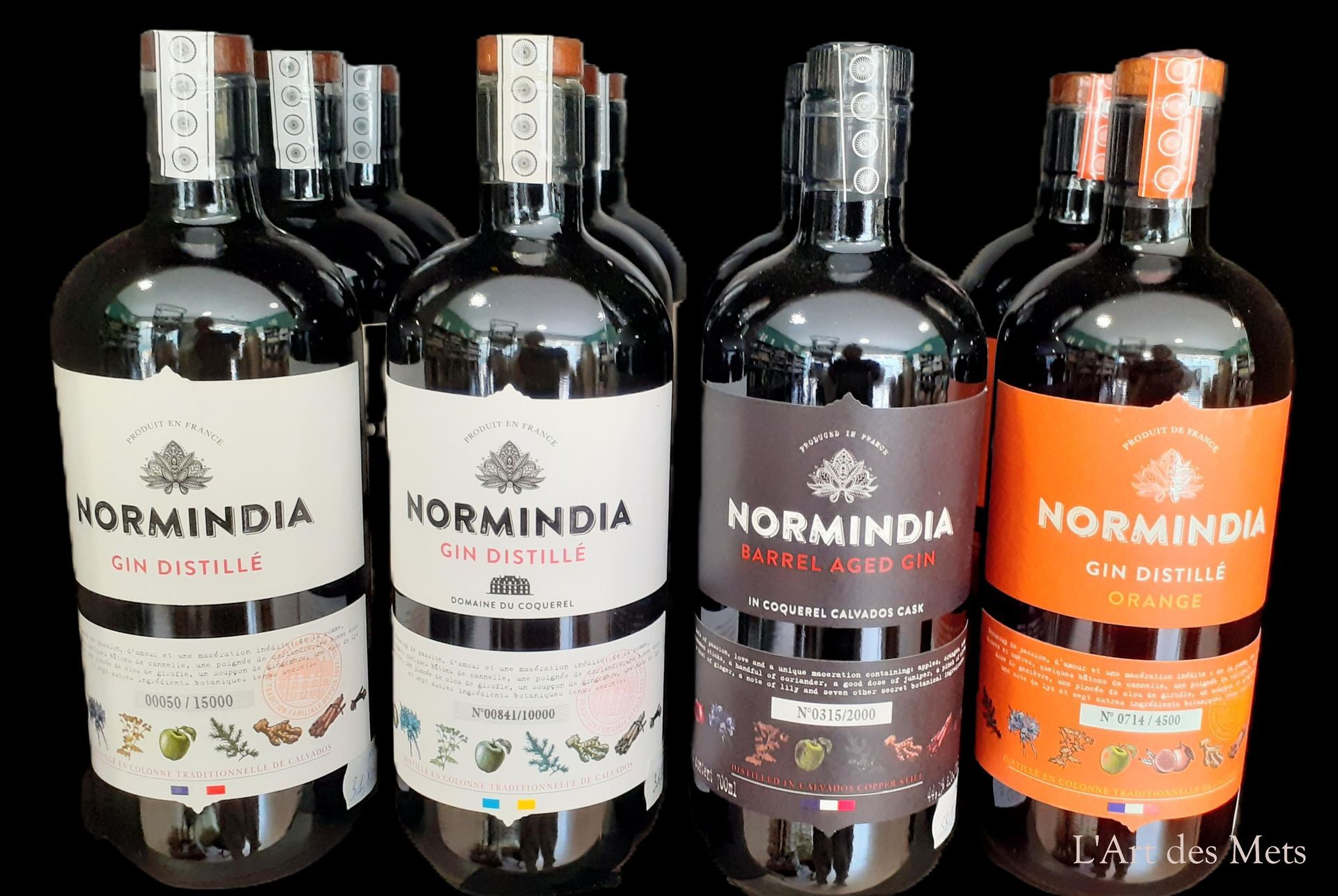 Bouteilles de gin Normindia, disposées en quatre rangées.