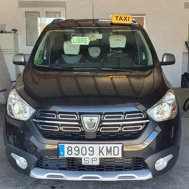 Un taxi Dacia negro con el letrero 