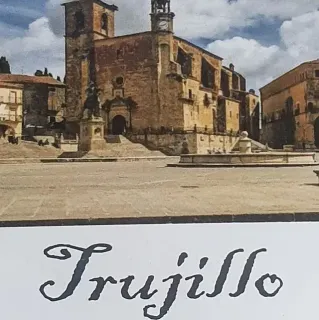 Una plaza en Trujillo, España, con una iglesia al fondo y 