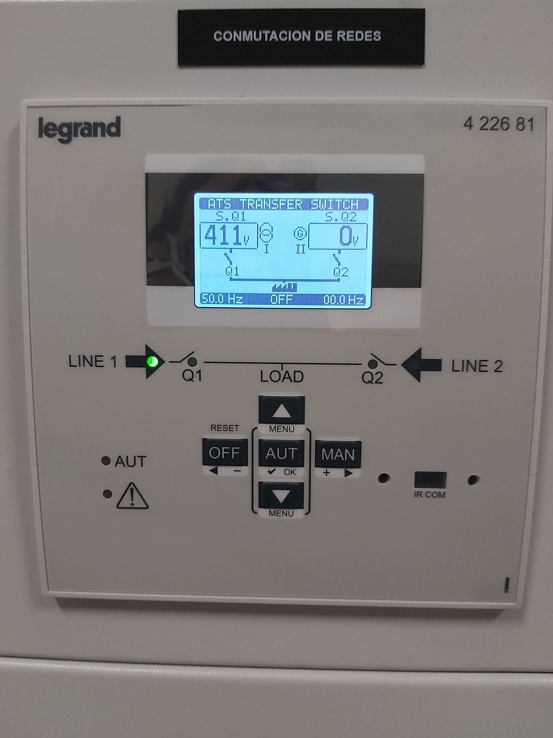 Un dispositivo Legrand muestra la hora como 3:41