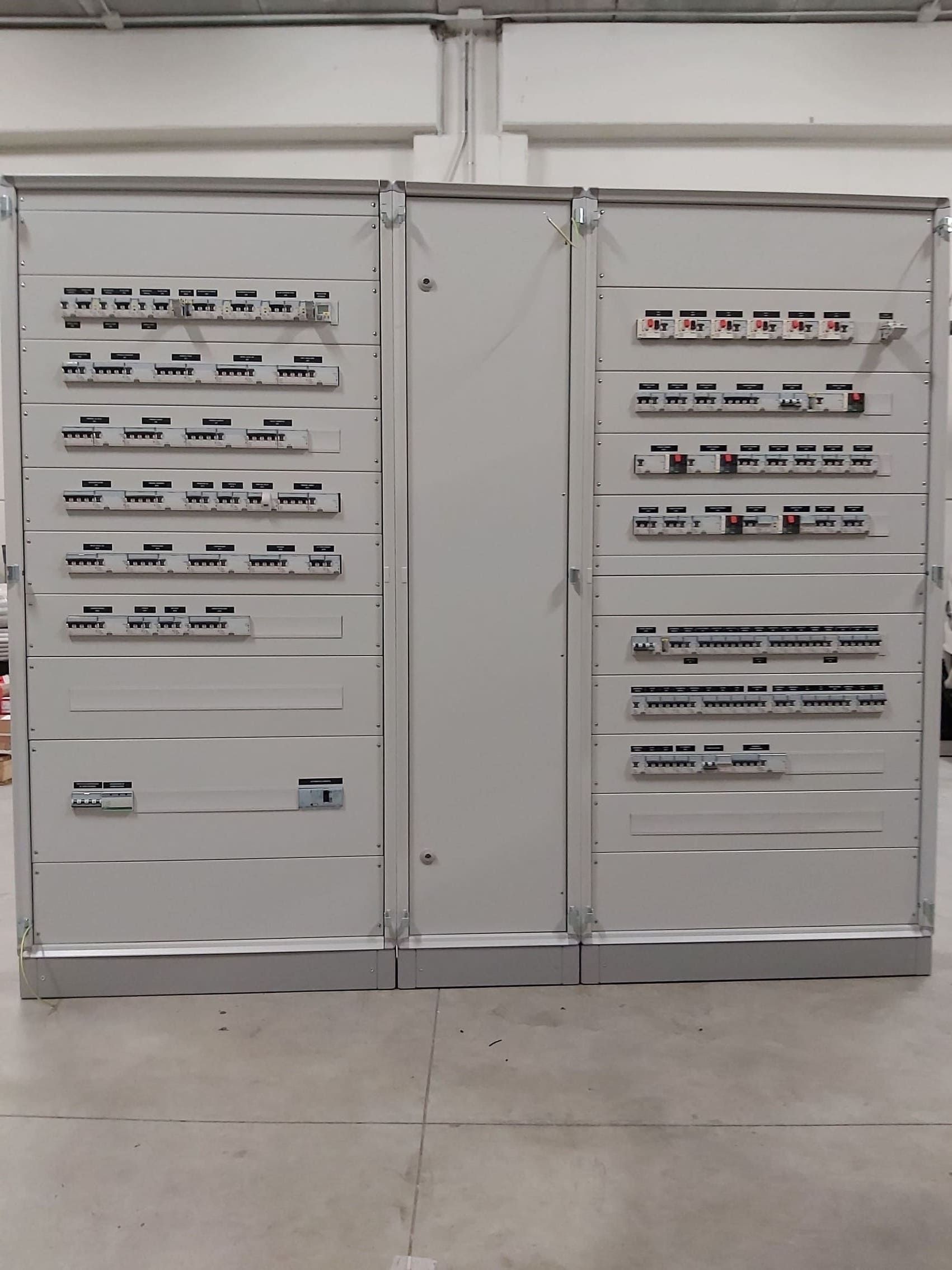 Un gran armario eléctrico con mucho equipo eléctrico encima.