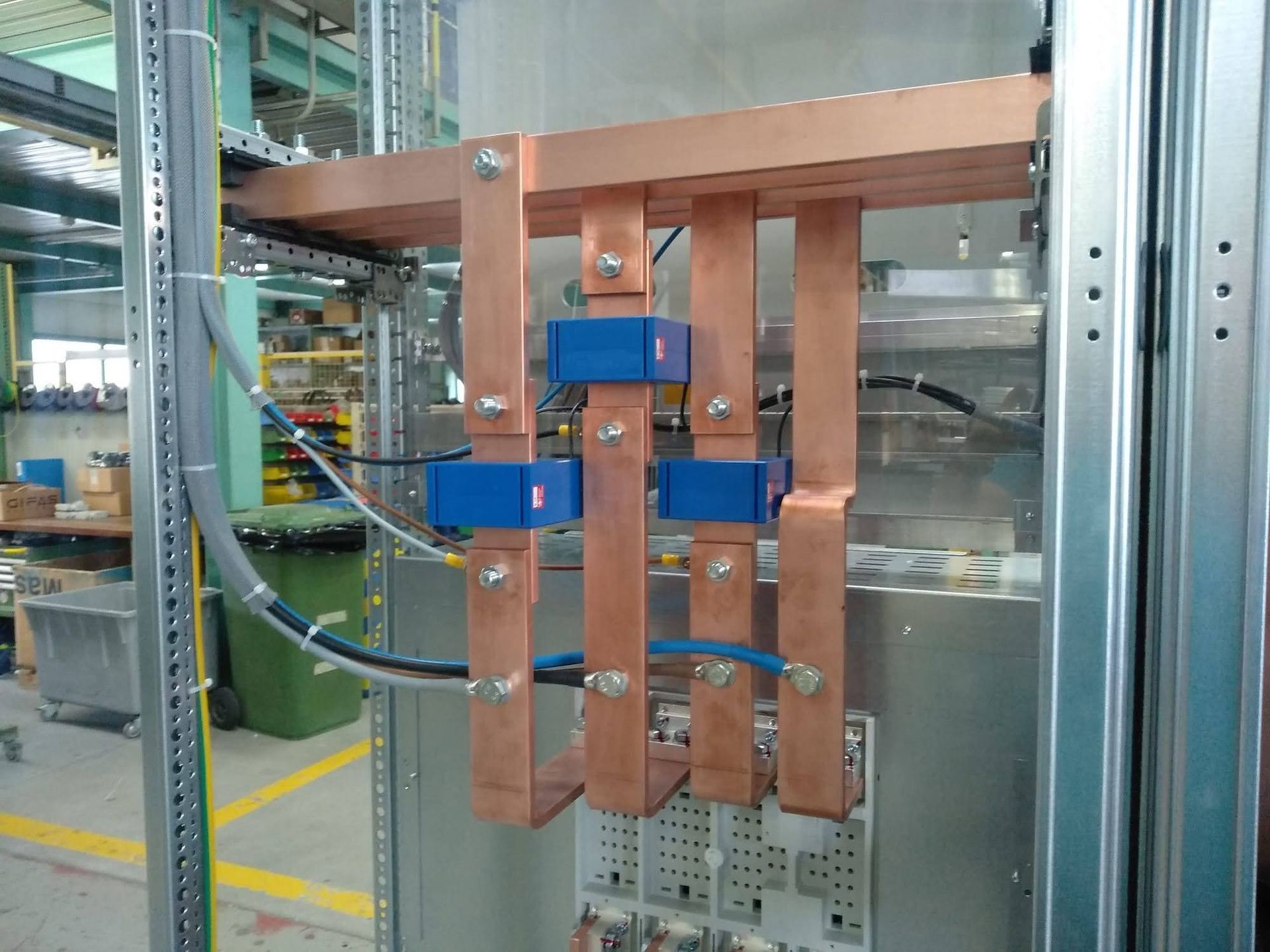 Un montón de cables de cobre están conectados entre sí