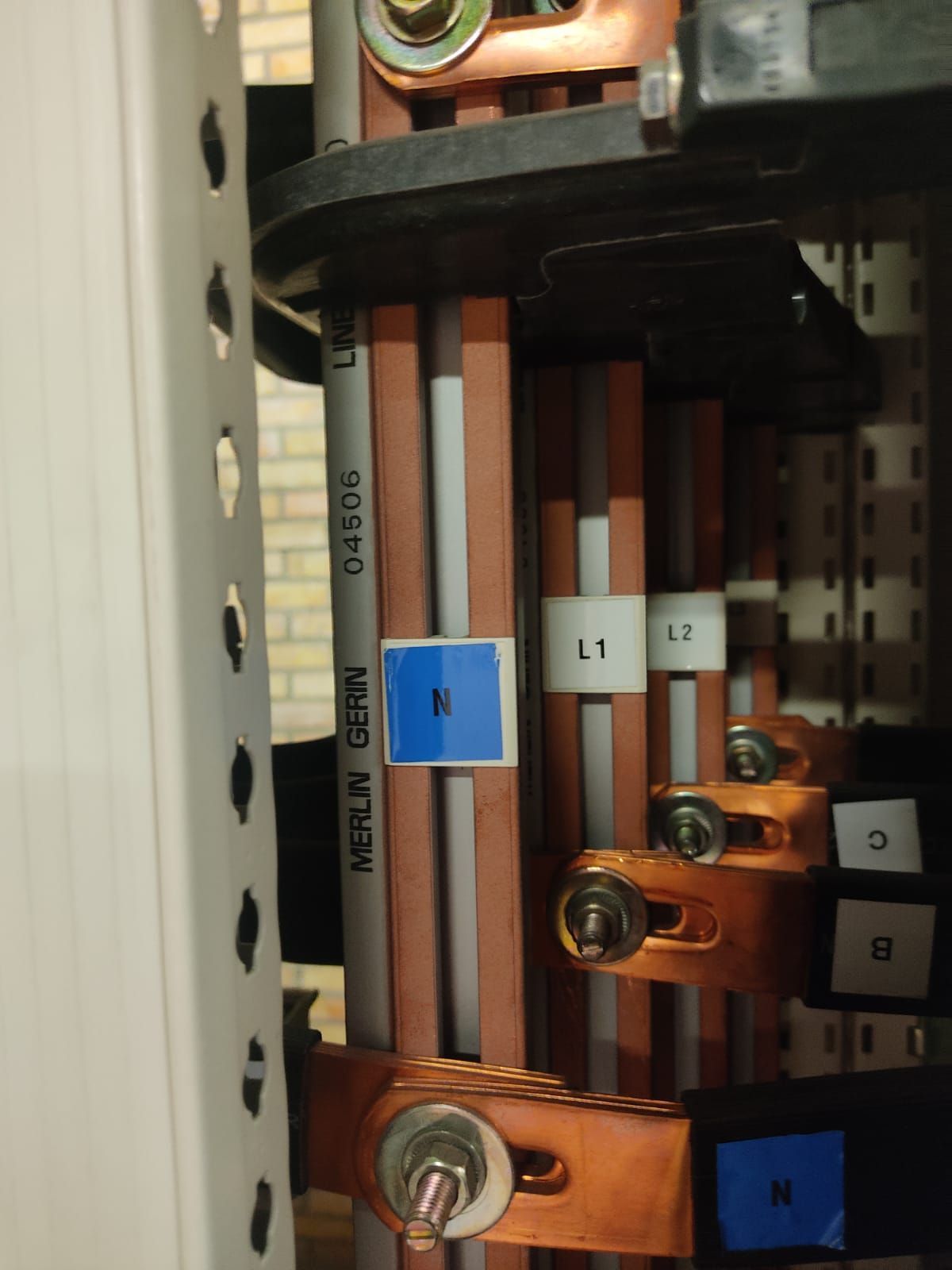 Un montón de cables de cobre con una pegatina que dice n.