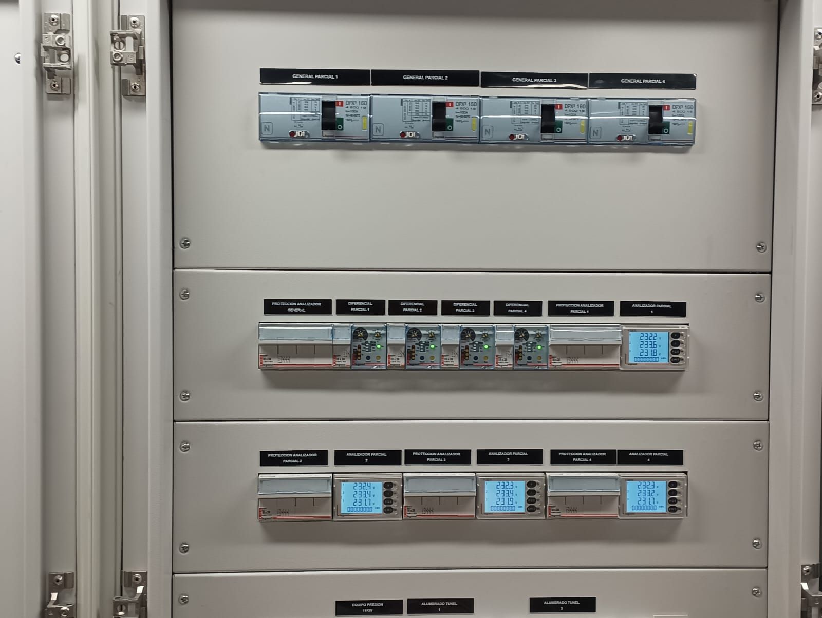 Una caja blanca con un montón de interruptores.