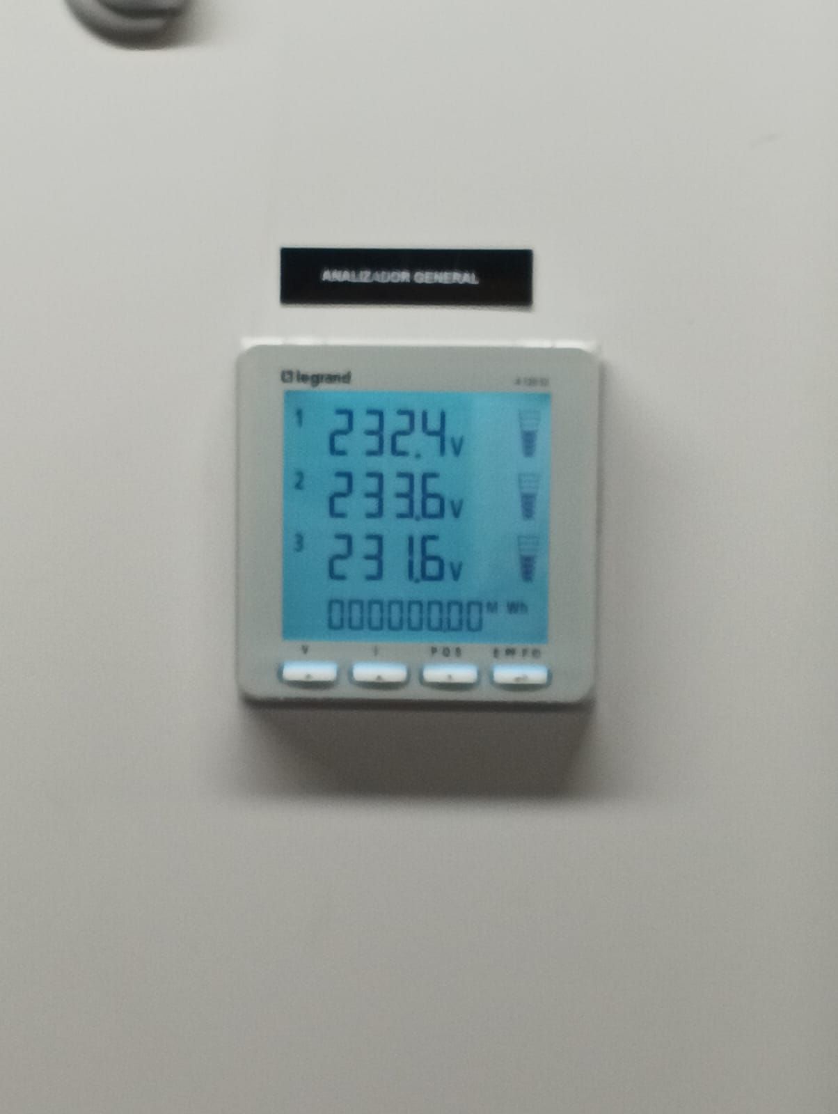 Una pantalla digital en una pared muestra números como 23,24 y 23,36