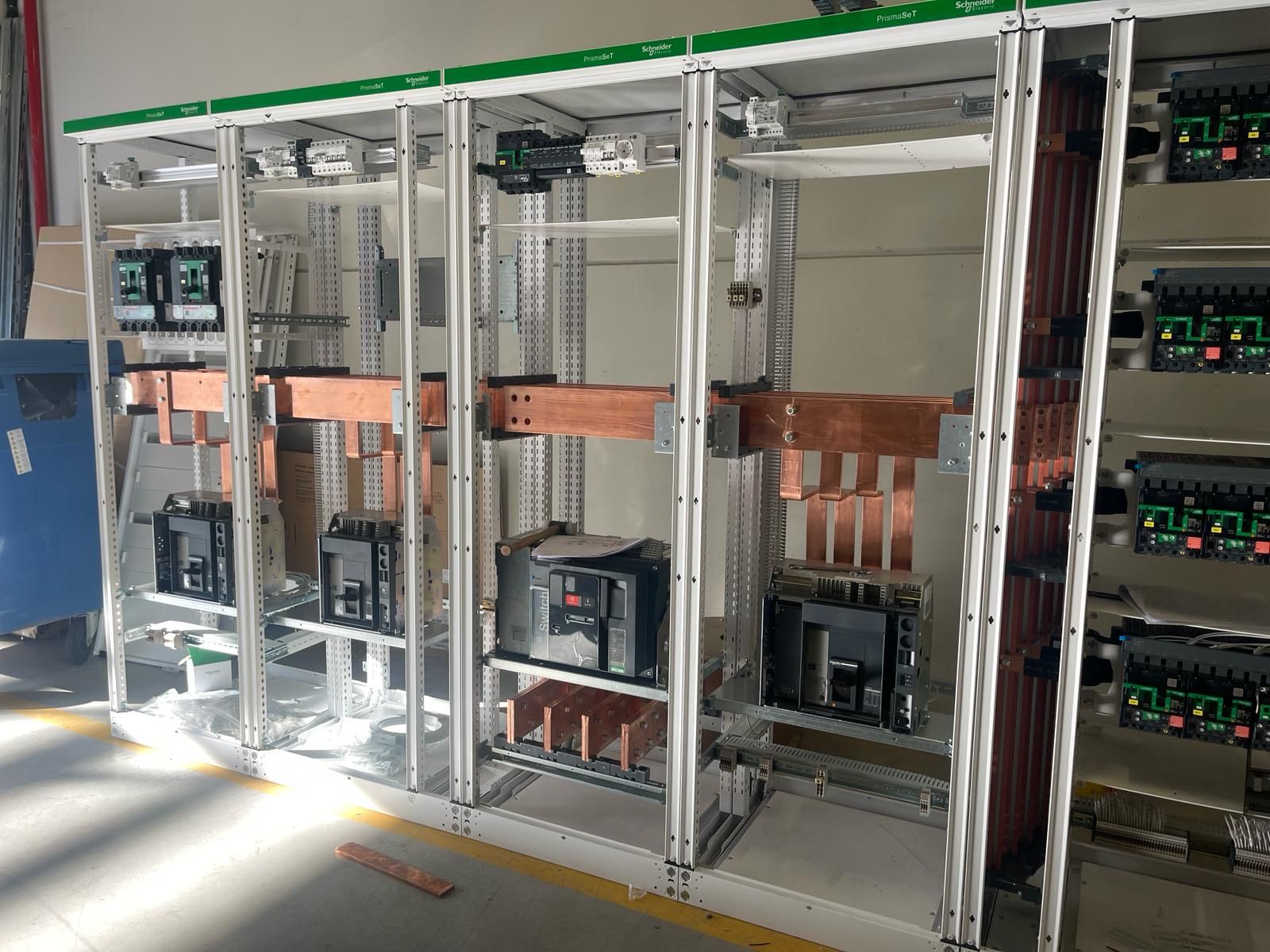 Una fila de gabinetes llenos de equipos eléctricos en una habitación.