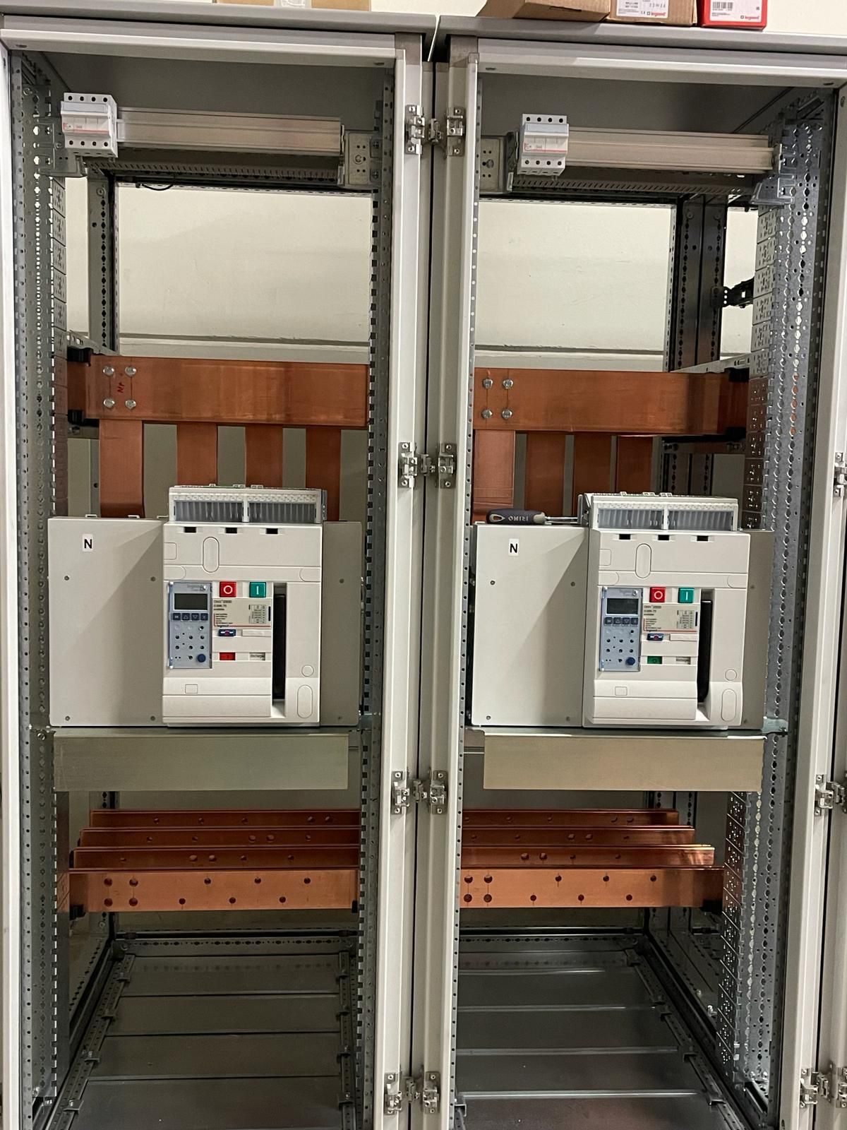 Dos armarios con equipos eléctricos en su interior.