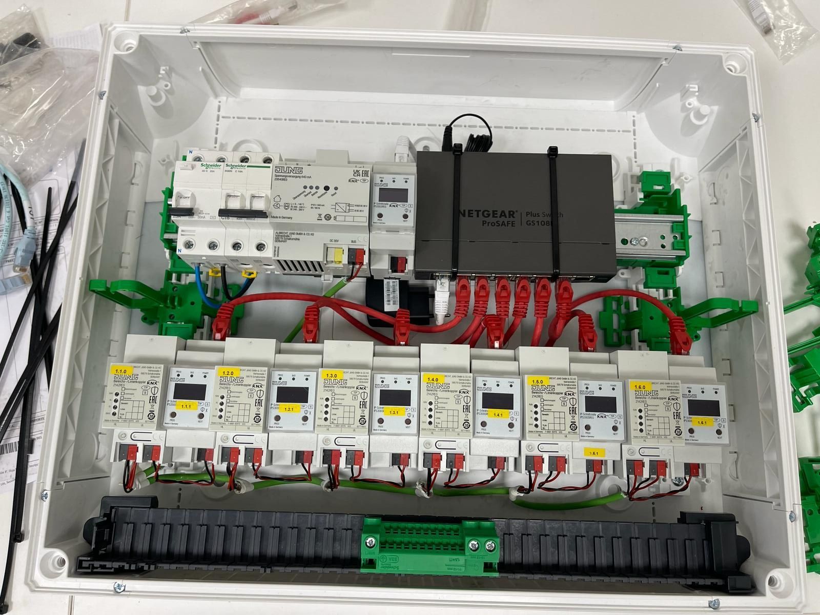 El interior de una caja eléctrica con muchos cables saliendo de ella.