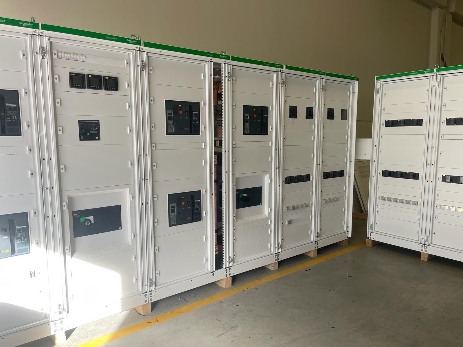 Una fila de gabinetes blancos colocados uno al lado del otro en una habitación.