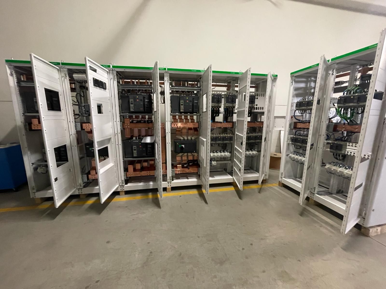 Una fila de armarios eléctricos con sus puertas abiertas en una habitación.