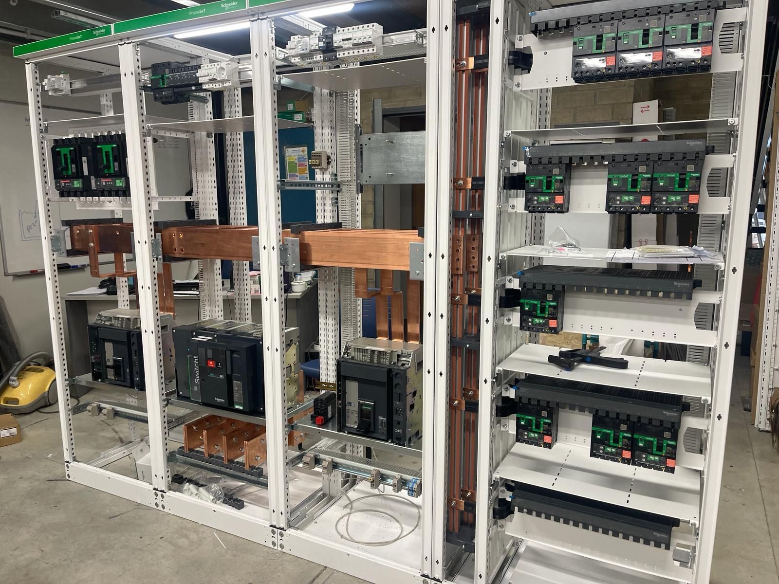 Una fila de estantes llenos de equipos eléctricos en un almacén.