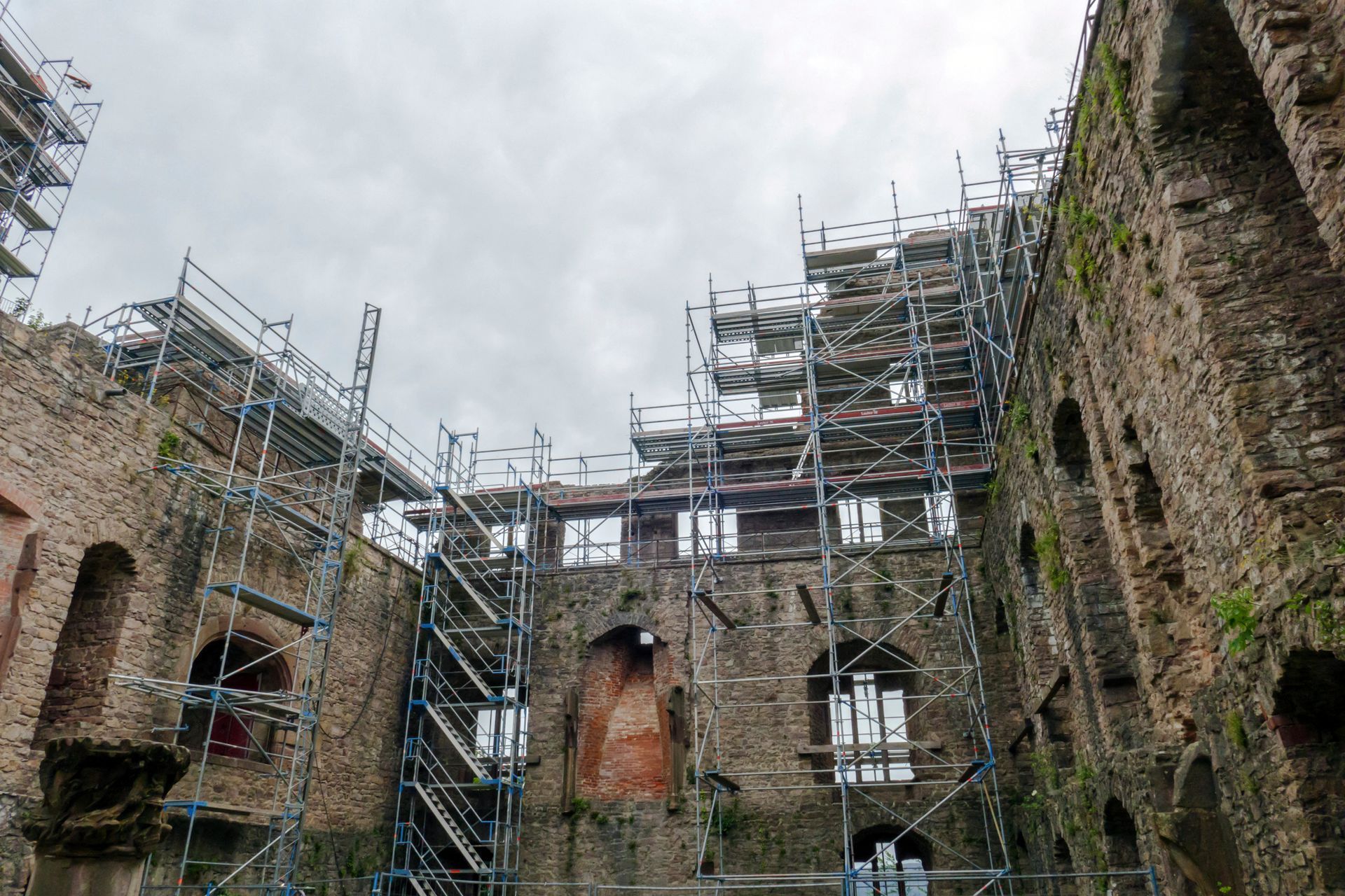 Vieux bâtiment avec échafaudage