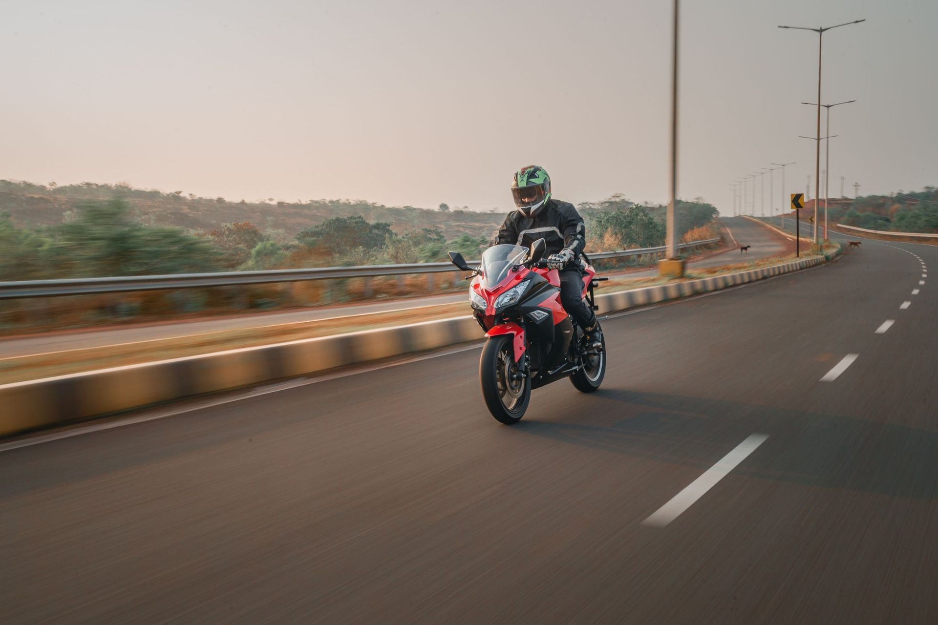 Un hombre conduce una motocicleta por una autopista.