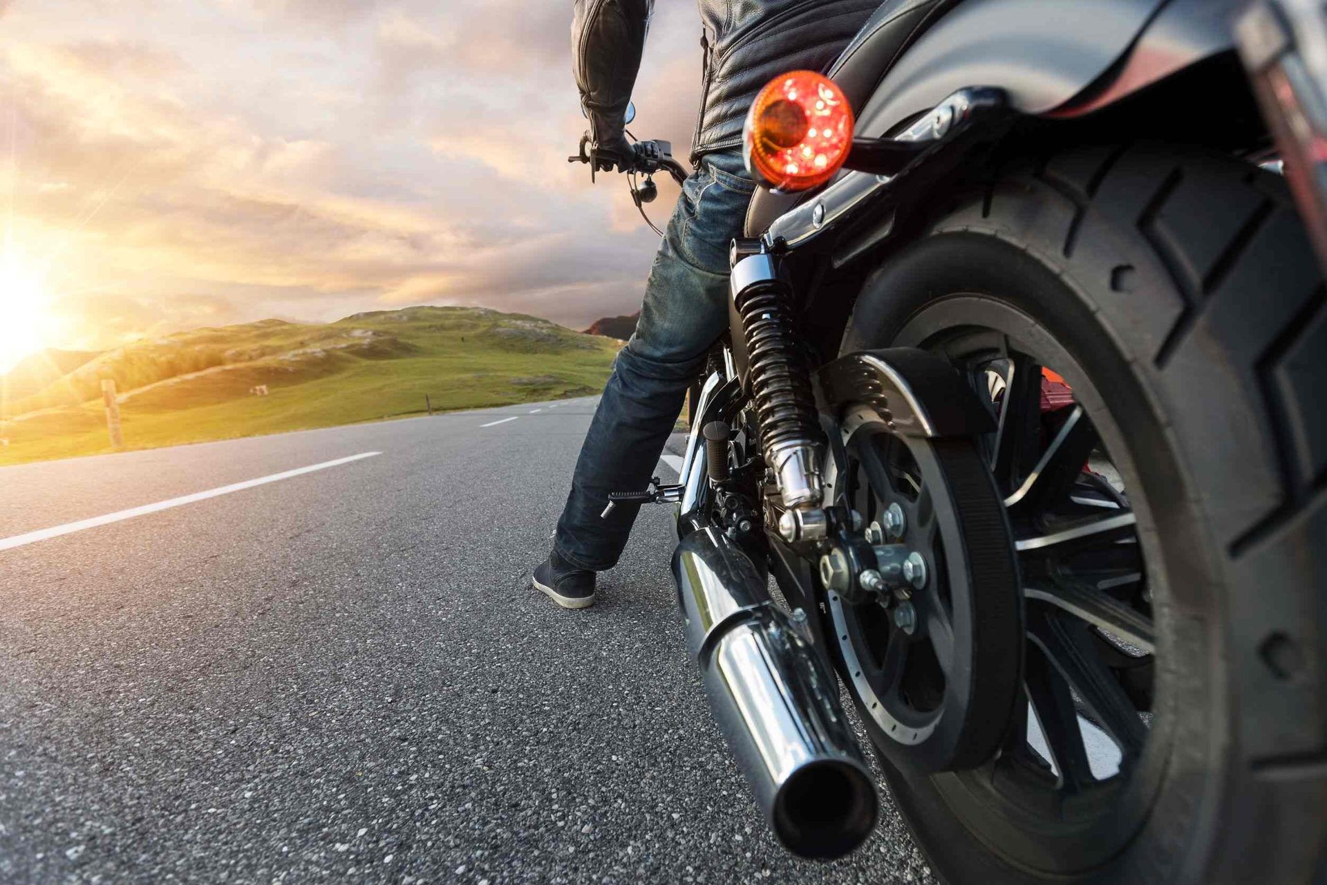 Un hombre va conduciendo una motocicleta por una carretera.