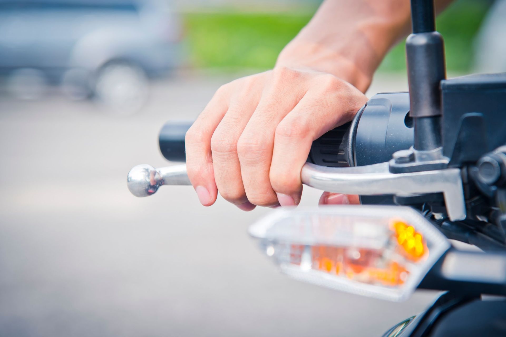 Una persona sostiene la palanca de freno de una motocicleta.