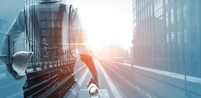 Una persona sosteniendo un casco y unos planos, superpuesta sobre una imagen de doble exposición del horizonte de una ciudad moderna al amanecer.