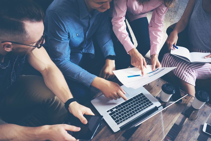 Un grupo de personas trabajando en colaboración