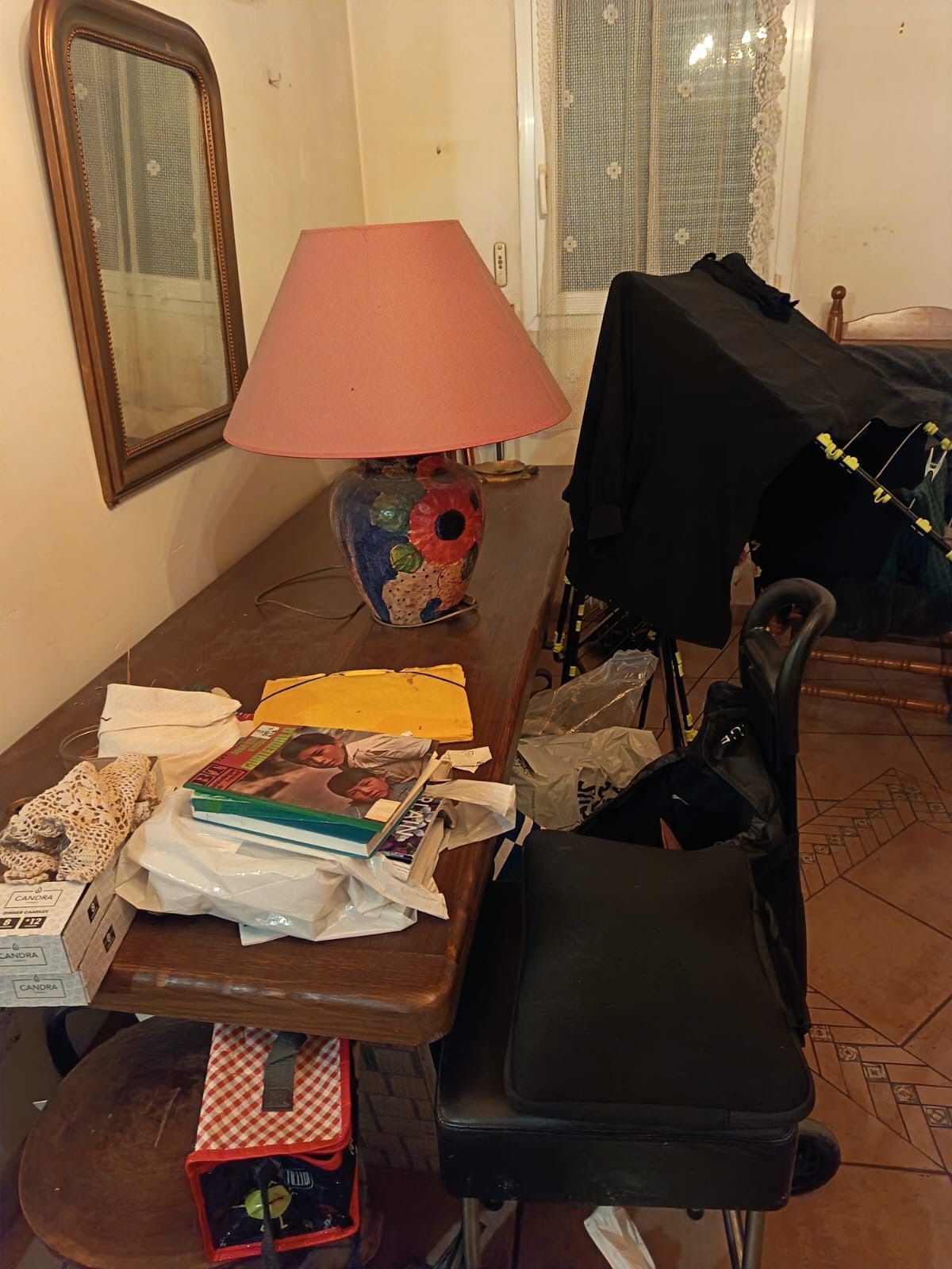 Une lampe sur une table avec des livres.
