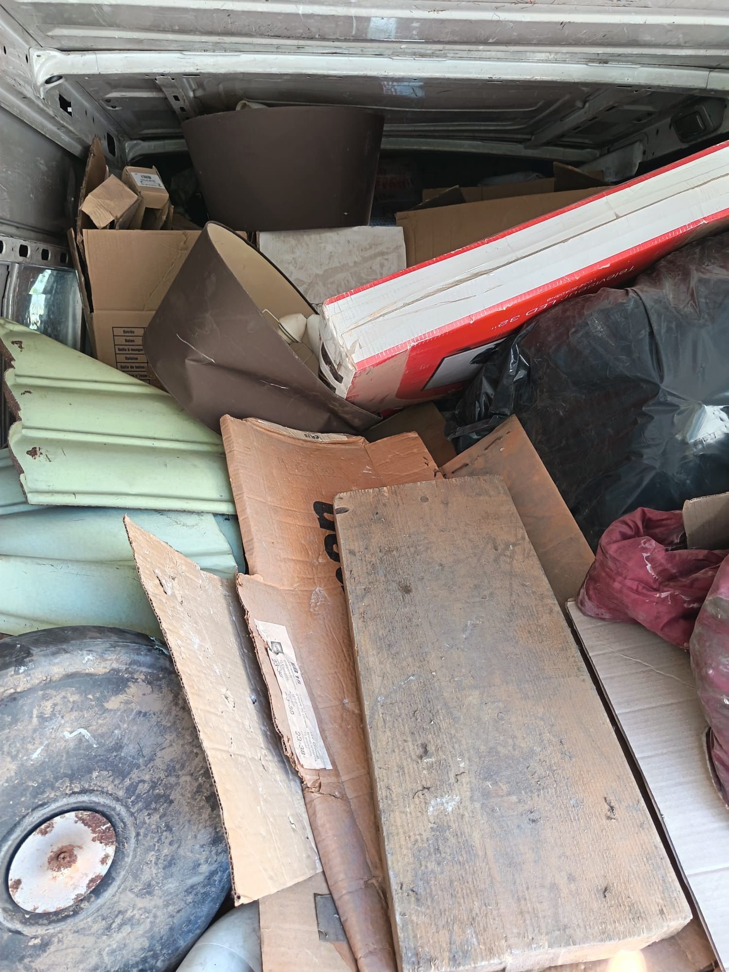 Divers encombrants chargés dans un camion.