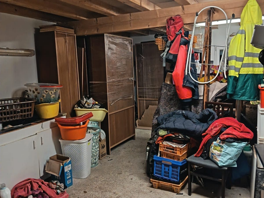 Des objets et meubles dans une maison.