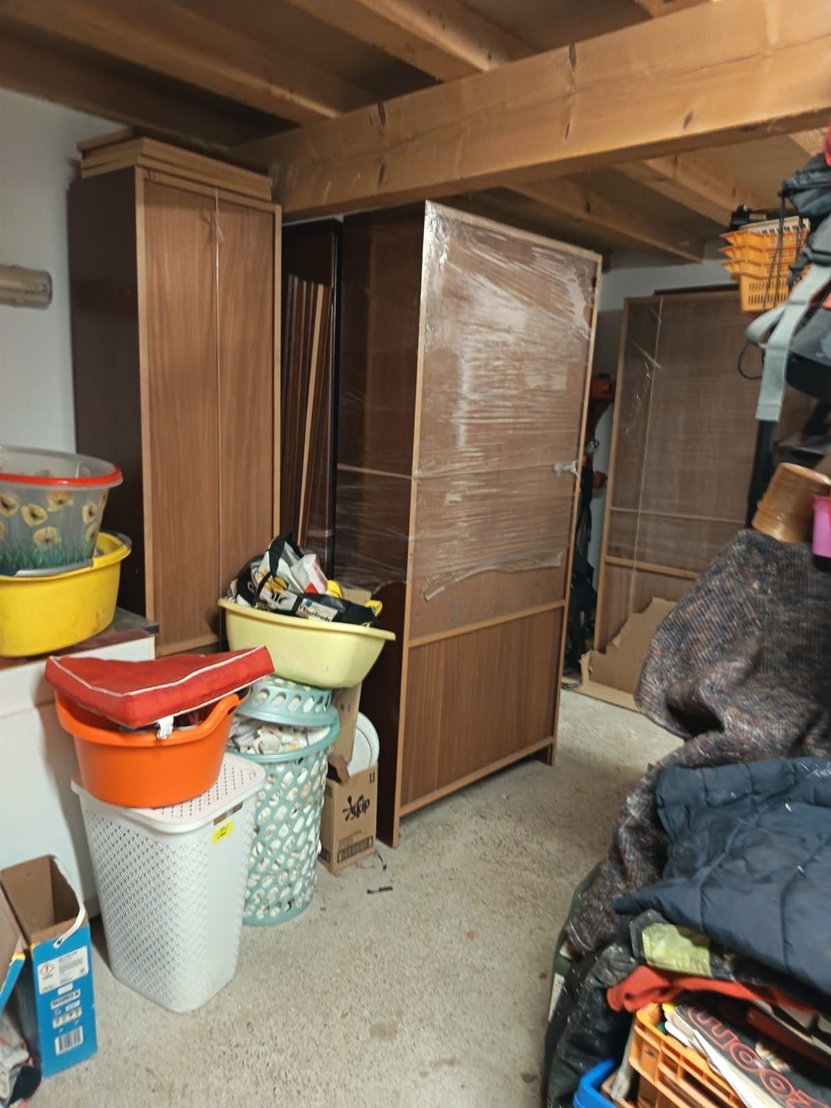 Du mobilier et autres encombrants dans un garage.