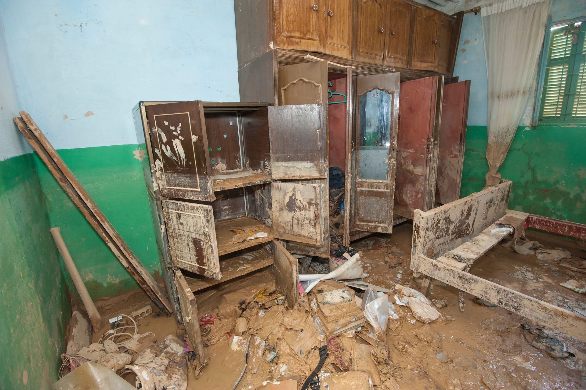 Des meubles fortement abimés à cause d'une inondation.