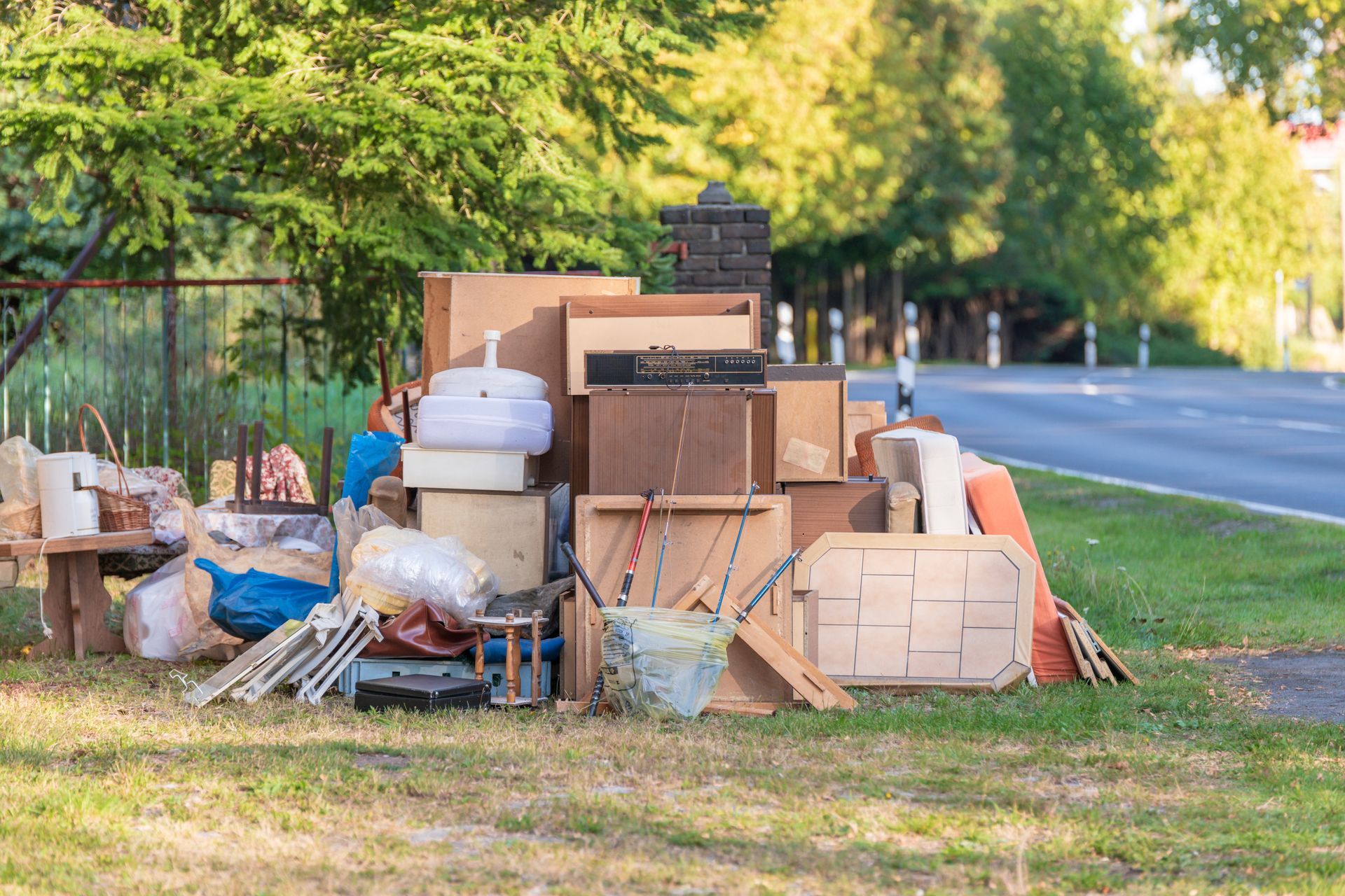 Un tas de meubles et de cartons mis à l'extérieur.