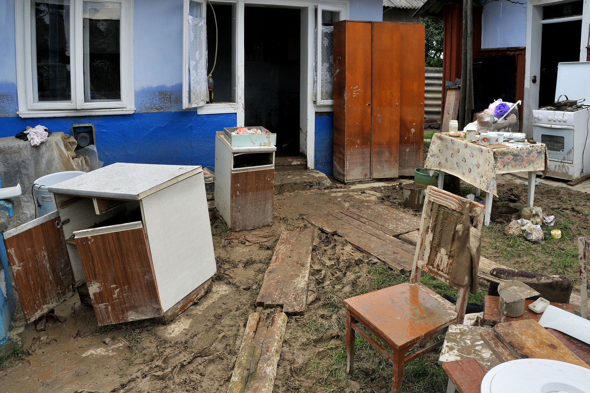 Du mobilier endommagé entreposé à l'extérieur d'une maison qui a été inondée.