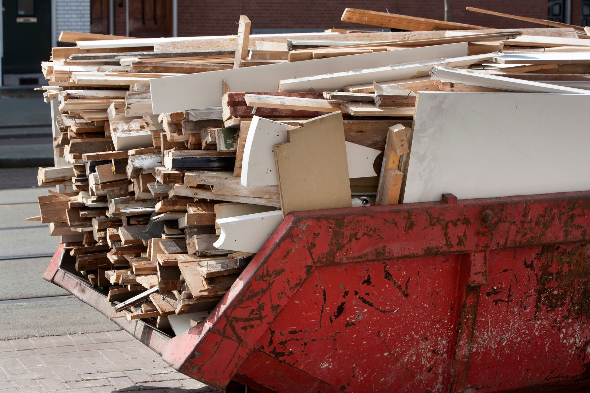 Une benne avec des planches en bois.