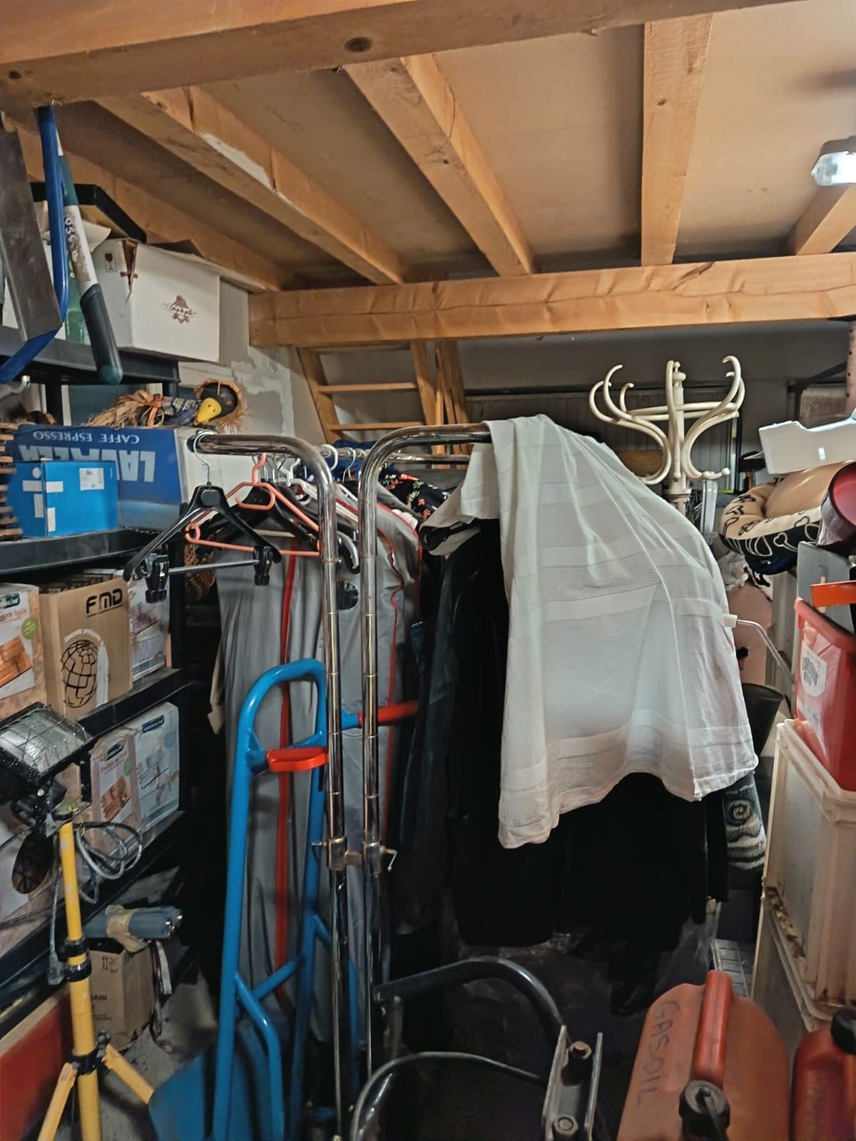 Des affaires entassées dans un garage.