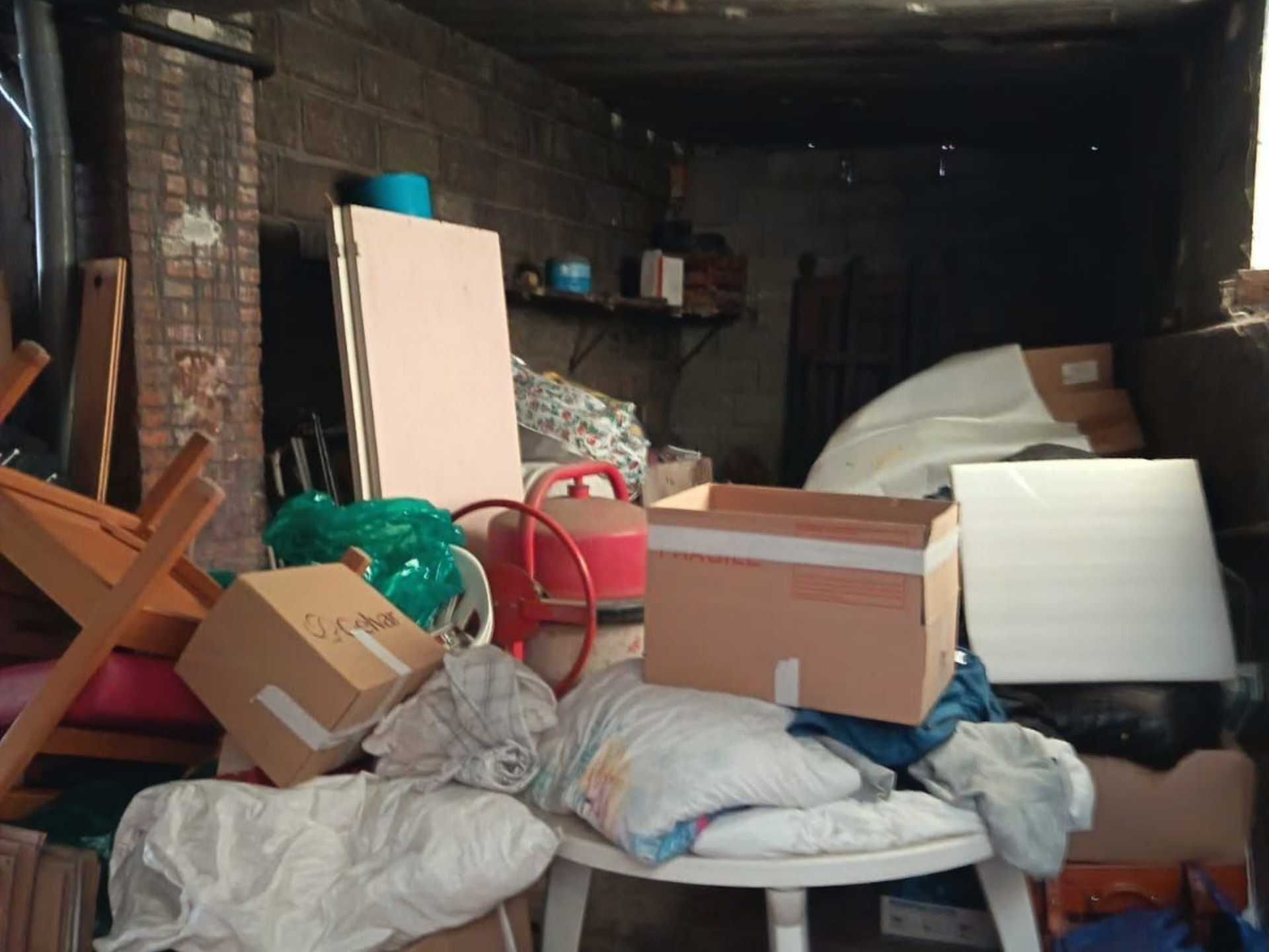 Des objets en vrac dans un garage.