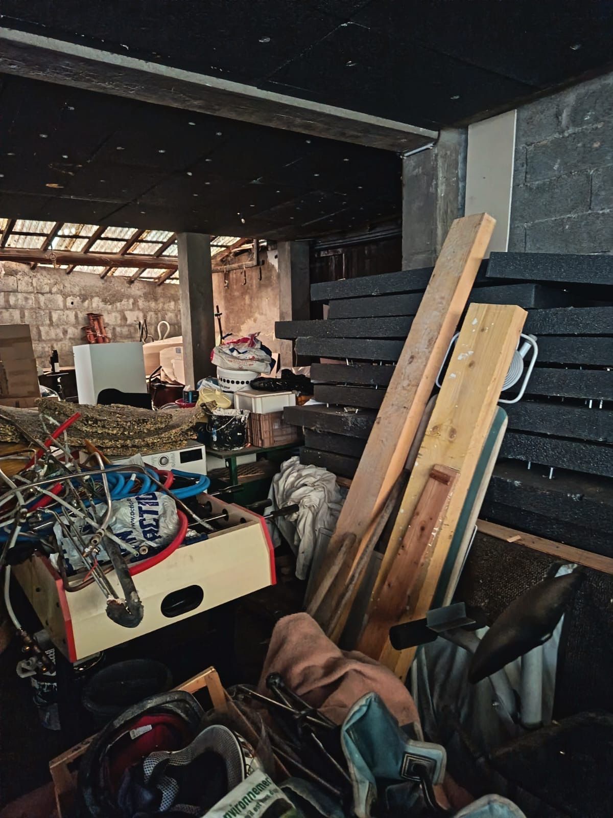 Des affaires qui encombrent un garage.