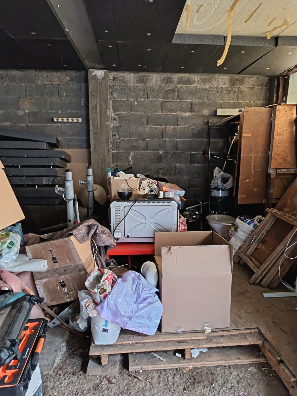 Un tas d'affaires éparpillées dans un garage.