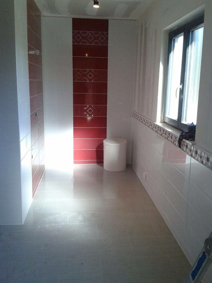 Carrelage rouge dans une salle de bains