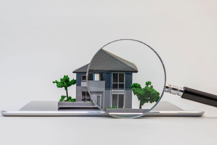 Illustration d'une loupe sur une maison