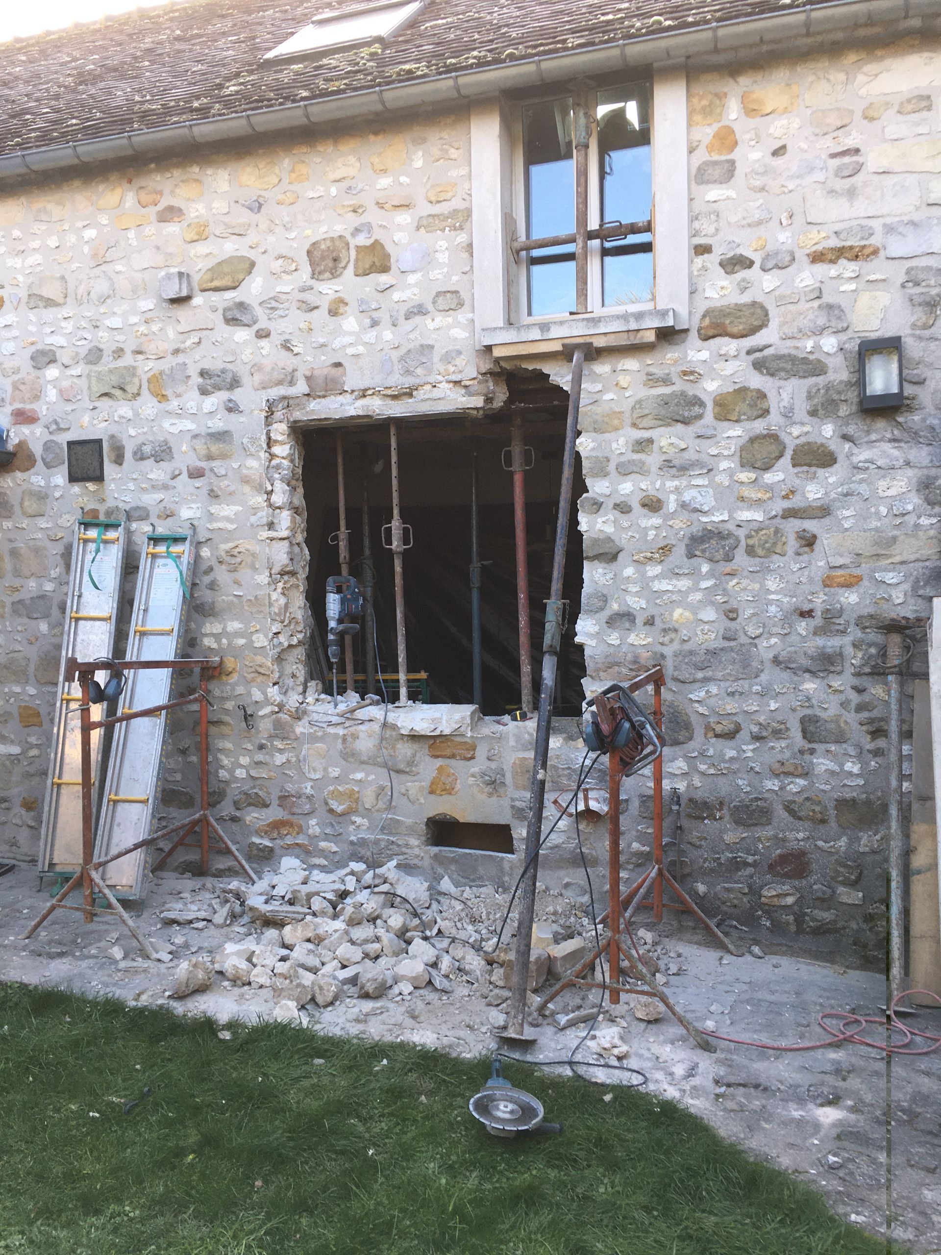 Création d'ouvertures dans un mur de maison